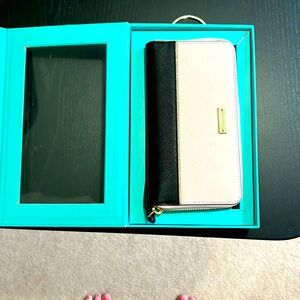 Beautiful Kate Spade Wristlet Navy and Pink.